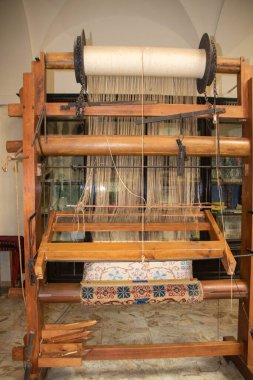 Napoli 'deki kör çocuklar için bir okulun tekstil laboratuvarındaki eski dokuma tezgahı.