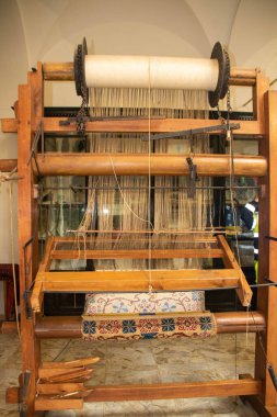 Napoli 'deki kör çocuklar için bir okulun tekstil laboratuvarındaki eski dokuma tezgahı.