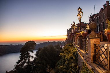 İtalya 'nın Latium kentinde Nemi Gölü manzarası,