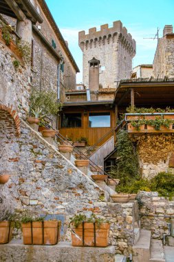 İtalya 'nın orta çağ şehri Capalbio, Toskana' nın duvarına çıkan merdivenler.