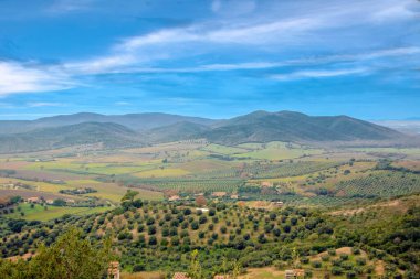 Toskana kırsalının manzarası ve Cabalbio, Toskana, İtalya kalesinden görüldüğü gibi görmek