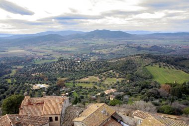 Toskana kırsalının manzarası ve Cabalbio, Toskana, İtalya kalesinden görüldüğü gibi görmek