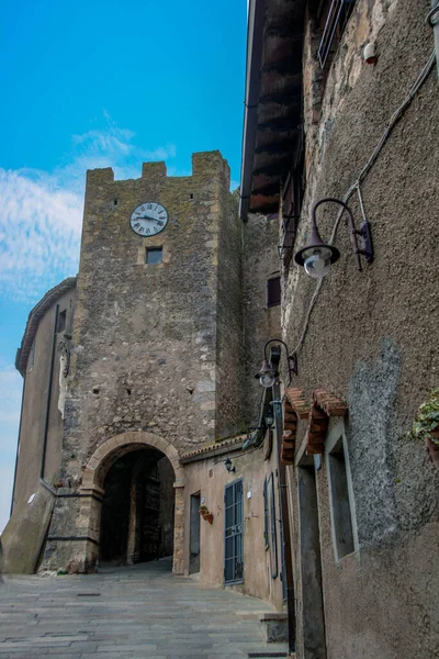 2019年12月 在意大利卡巴尔比奥 中世纪城墙和通往该城的大门 意大利托斯卡纳 — 图库照片