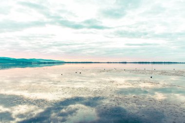 Günbatımında Orbetello Gölünün manzarası, Tiyrhenian Denizi 'nin en önemli gölü ve Grosseto ilinin doğal rezervi, Toskana, İtalya