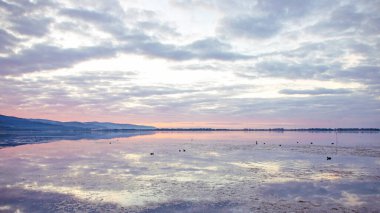 Günbatımında Orbetello Gölünün manzarası, Tiyrhenian Denizi 'nin en önemli gölü ve Grosseto ilinin doğal rezervi, Toskana, İtalya