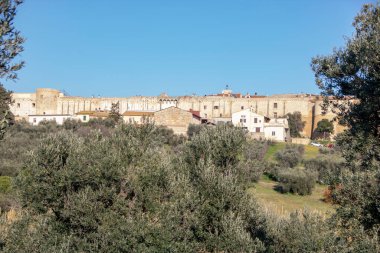 Magliano, Toskana 'da Maremma' nın kalbinde küçük bir köydür. Etrafı ortaçağ duvarları ve Toskana kırsallarıyla çevrilidir.