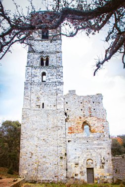 San Rabano Abbey kompleksi, İtalya 'nın Toskana bölgesindeki Uccellina Ulusal Parkı' nda yer almaktadır.