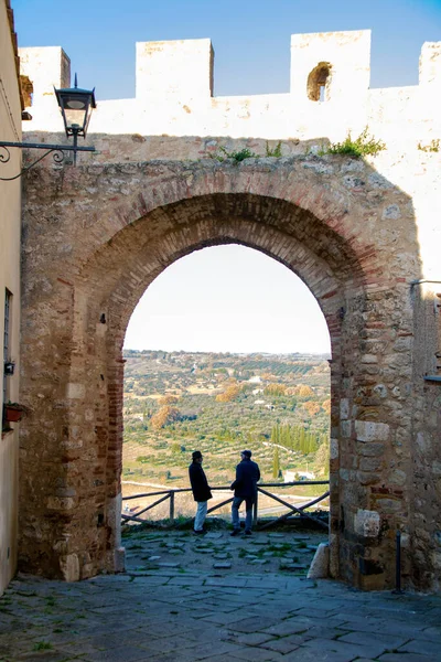 리아노는 투스카니에 마렘마의 중심부에 마을로서 벽으로 둘러싸여 있으며 지역을 내려다보고 — 스톡 사진