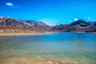 Matese Gölü, İtalya 'nın en yüksek karst gölü. Dağ eteğinde. Miletto ve Mt. Matese Massif olarak bilinen yerel dağ grubundaki Gallinola. Göl, Campania bölgesinde Caserta ilinde yer almaktadır.,