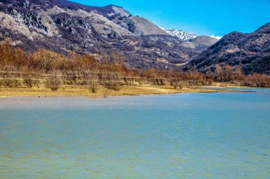 Matese Gölü, İtalya 'nın en yüksek karst gölü. Dağ eteğinde. Miletto ve Mt. Matese Massif olarak bilinen yerel dağ grubundaki Gallinola. Göl, Campania bölgesinde Caserta ilinde yer almaktadır.,