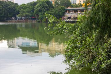 Hanoi 'deki Hoan Kiem Gölü' ndeki Huc Köprüsü aynı zamanda Kılıç Gölü olarak da bilinir.