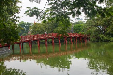 Hanoi 'deki Hoan Kiem Gölü' ndeki Huc Köprüsü aynı zamanda Kılıç Gölü olarak da bilinir.