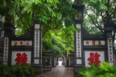 Hanoi 'deki Hoan Kiem Gölü' ndeki Huc Köprüsü aynı zamanda Kılıç Gölü olarak da bilinir.