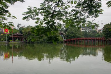 Hanoi 'deki Hoan Kiem Gölü' ndeki Huc Köprüsü aynı zamanda Kılıç Gölü olarak da bilinir.