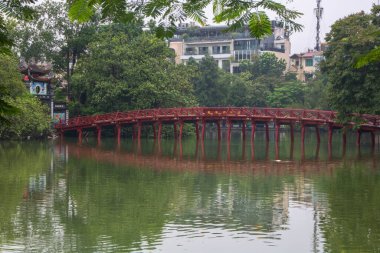 Hanoi 'deki Hoan Kiem Gölü' ndeki Huc Köprüsü aynı zamanda Kılıç Gölü olarak da bilinir.