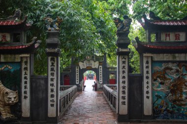 Hanoi 'deki Hoan Kiem Gölü' ndeki Huc Köprüsü aynı zamanda Kılıç Gölü olarak da bilinir.