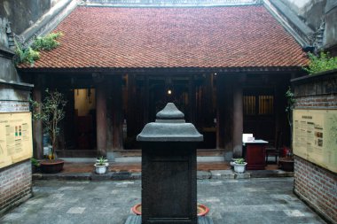 Hanoi, Vietnam 'da, Eylül 2019' da, şehrin tarihi merkezindeki küçük Bach Ma Tapınağı.