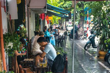Hanoi, Vietnam 'da, Eylül 2019' da, insanlar şehrin tarihi merkezinde satranç oynuyorlar.