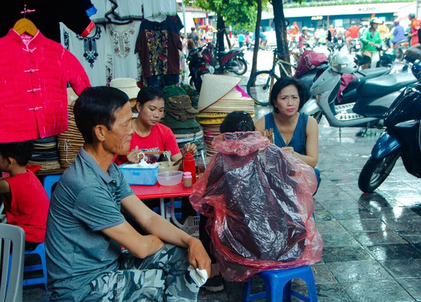 Hanói Vietnã Setembro 2019 Pessoas Comendo Rua Centro Histórico Cidade — Fotografia de Stock