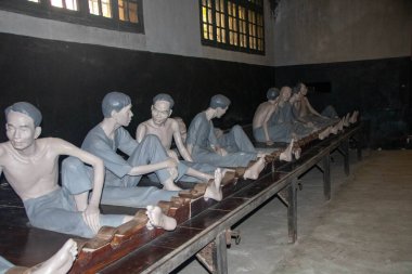 Ha Lo Hapishanesi, Hanoi 'de Fransız sömürgeciler tarafından politik mahkumlar ve daha sonra Vietnam Savaşı sırasında ABD' li mahkumlar ve Hanoi Hilton olarak bilinen