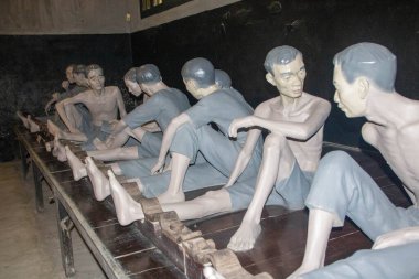 Ha Lo Hapishanesi, Hanoi 'de Fransız sömürgeciler tarafından politik mahkumlar ve daha sonra Vietnam Savaşı sırasında ABD' li mahkumlar ve Hanoi Hilton olarak bilinen