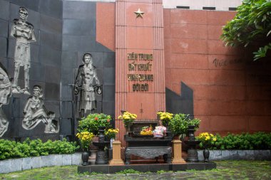 Ha Lo Hapishanesi, Hanoi 'de Fransız sömürgeciler tarafından politik mahkumlar ve daha sonra Vietnam Savaşı sırasında ABD' li mahkumlar ve Hanoi Hilton olarak bilinen