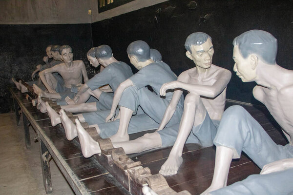 Тюрьма Ха-Ло в Ханое использовалась французскими колонистами для политических заключенных, а затем и для американских заключенных во время войны во Вьетнаме и известна как Hanoi Hilton