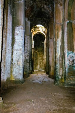 Piscina Mirabilis 'in içi, ya da su katedrali, şimdiye kadar Bacoli, Campania, İtalya' da Romalılar tarafından inşa edilmiş en muazzam içme suyu deposu.