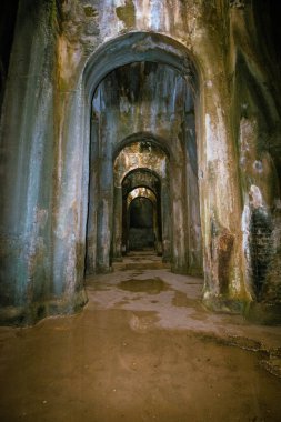 Piscina Mirabilis 'in içi, ya da su katedrali, şimdiye kadar Bacoli, Campania, İtalya' da Romalılar tarafından inşa edilmiş en muazzam içme suyu deposu.