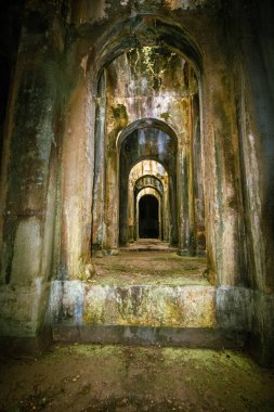 Piscina Mirabilis 'in içi, ya da su katedrali, şimdiye kadar Bacoli, Campania, İtalya' da Romalılar tarafından inşa edilmiş en muazzam içme suyu deposu.