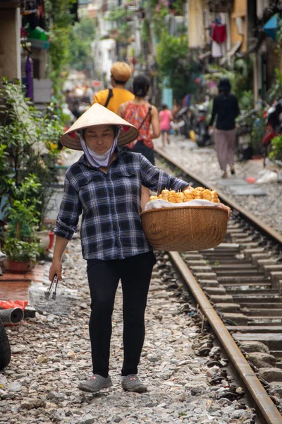 Hanói Vietnã Setembro 2019 Mulher Vendendo Comida Ferrovia Que Atravessa — Fotografia de Stock