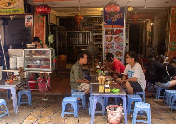 2019年9月9日 在越南河内的历史中心 人们在街上吃饭 — 图库照片