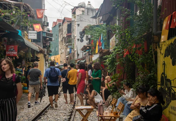 Hanoi Vietnam Septiembre 2019 Los Turistas Abarrotan Ferrocarril Que Atraviesa —  Fotos de Stock