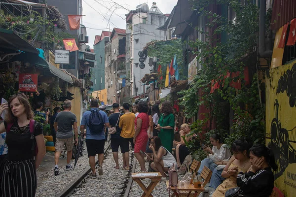 Hanoi Vietnam Septiembre 2019 Los Turistas Abarrotan Ferrocarril Que Atraviesa —  Fotos de Stock