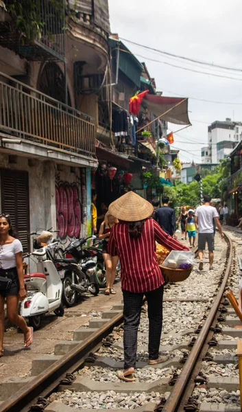 2019年9月9日在河内越南 铁路穿过河内市中心的火车街 — 图库照片