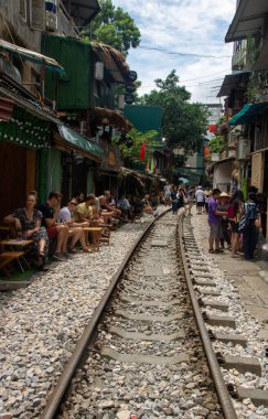 Eylül 2019 'da Hanoi Vietnam' da tren yolu Hanoi 'nin kalbinden geçiyor.