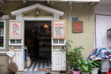 Eylül 2019 'da Hanoi Vietnam' da tren yolu Hanoi 'nin kalbinden geçiyor.