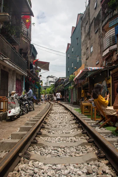 Hanoi Vietnam Septiembre 2019 Ferrocarril Atraviesa Corazón Hanoi Calle Del —  Fotos de Stock