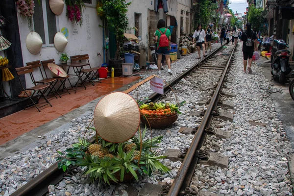Hanoi Vietnam Septiembre 2019 Ferrocarril Atraviesa Corazón Hanoi Calle Del —  Fotos de Stock