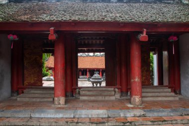 Hanoi, Vietnam 'da, On, 2-09-2019, Konfüçyüs' e adanmış edebiyat tapınağı ve Vietnam 'ın ilk ulusal üniversitesine ev sahipliği yapıyor.