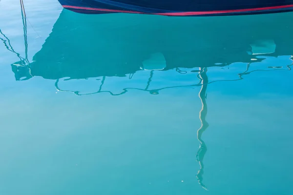 Återspegling Fiskebåt Blått Vatten Hamn — Stockfoto