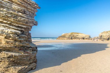 Galiçya, İspanya 'nın Atlantik kıyısındaki Praia das Katedrais veya Katedral plajı