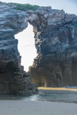 Galiçya, İspanya 'nın Atlantik kıyısındaki Praia das Katedrais veya Katedral plajı