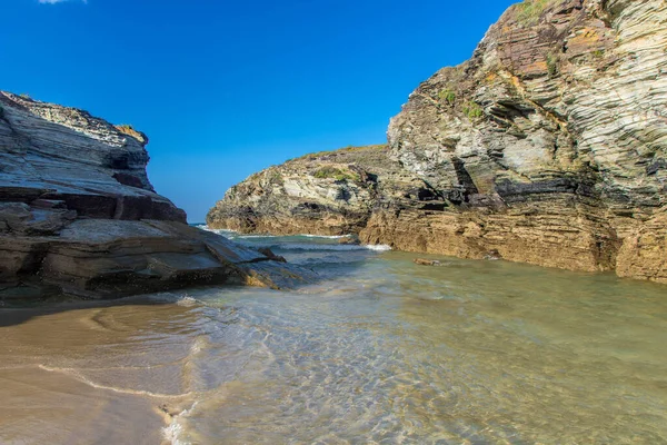 Galiçya, İspanya 'nın Atlantik kıyısındaki Praia das Katedrais veya Katedral plajı