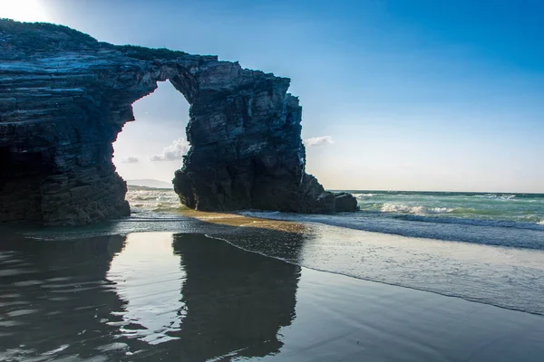 Galiçya, İspanya 'nın Atlantik kıyısındaki Praia das Katedrais veya Katedral plajı