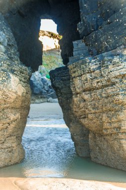 İspanya 'nın Atlantik kıyısındaki Praia das Katedrais veya Katedral plajı