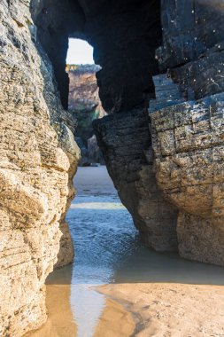 İspanya 'nın Atlantik kıyısındaki Praia das Katedrais veya Katedral plajı