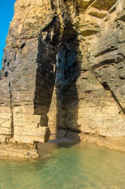 İspanya 'nın Atlantik kıyısındaki Praia das Katedrais veya Katedral plajı