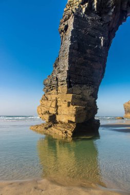İspanya 'nın Atlantik kıyısındaki Praia das Katedrais veya Katedral plajı