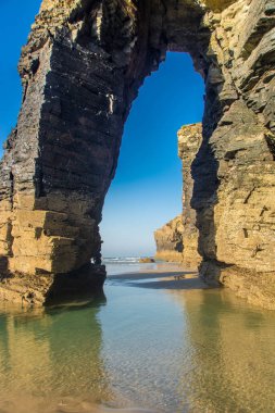 İspanya 'nın Atlantik kıyısındaki Praia das Katedrais veya Katedral plajı